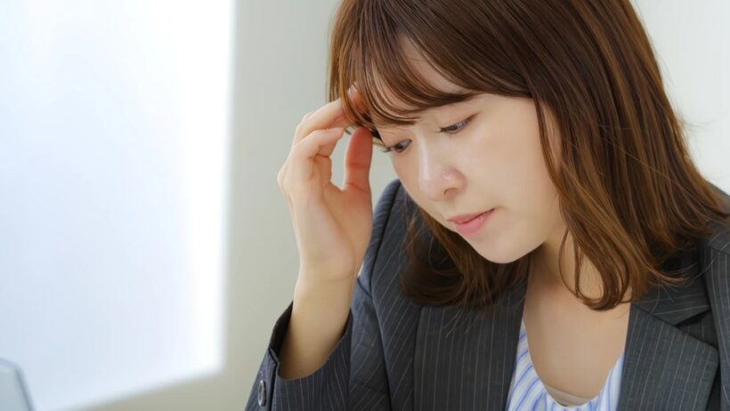 피로한 표정으로 목 부근을 신경 쓰는 듯한 여성이 고민하는 모습으로, 호르몬 변화나 갑상선 이상으로 인해 나타날 수 있는 붓기 증상을 설명할 때 사용하는 이미지.