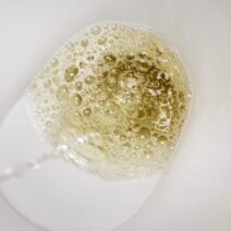 거품이 섞인 노란빛 소변이 변기 안으로 내려가는 모습으로, 몸이 붓거나 수분 정체가 있을 때 소변 상태가 달라질 수 있는 상황을 표현한 이미지.